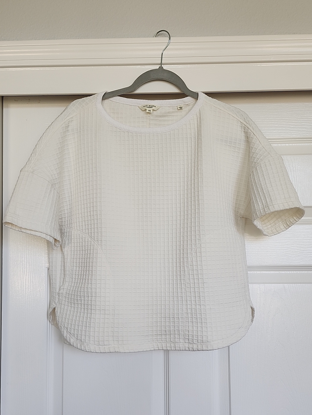 MAX STUDIO London- White Short-Sleeve Textured Crewneck Top. Has Pockets!